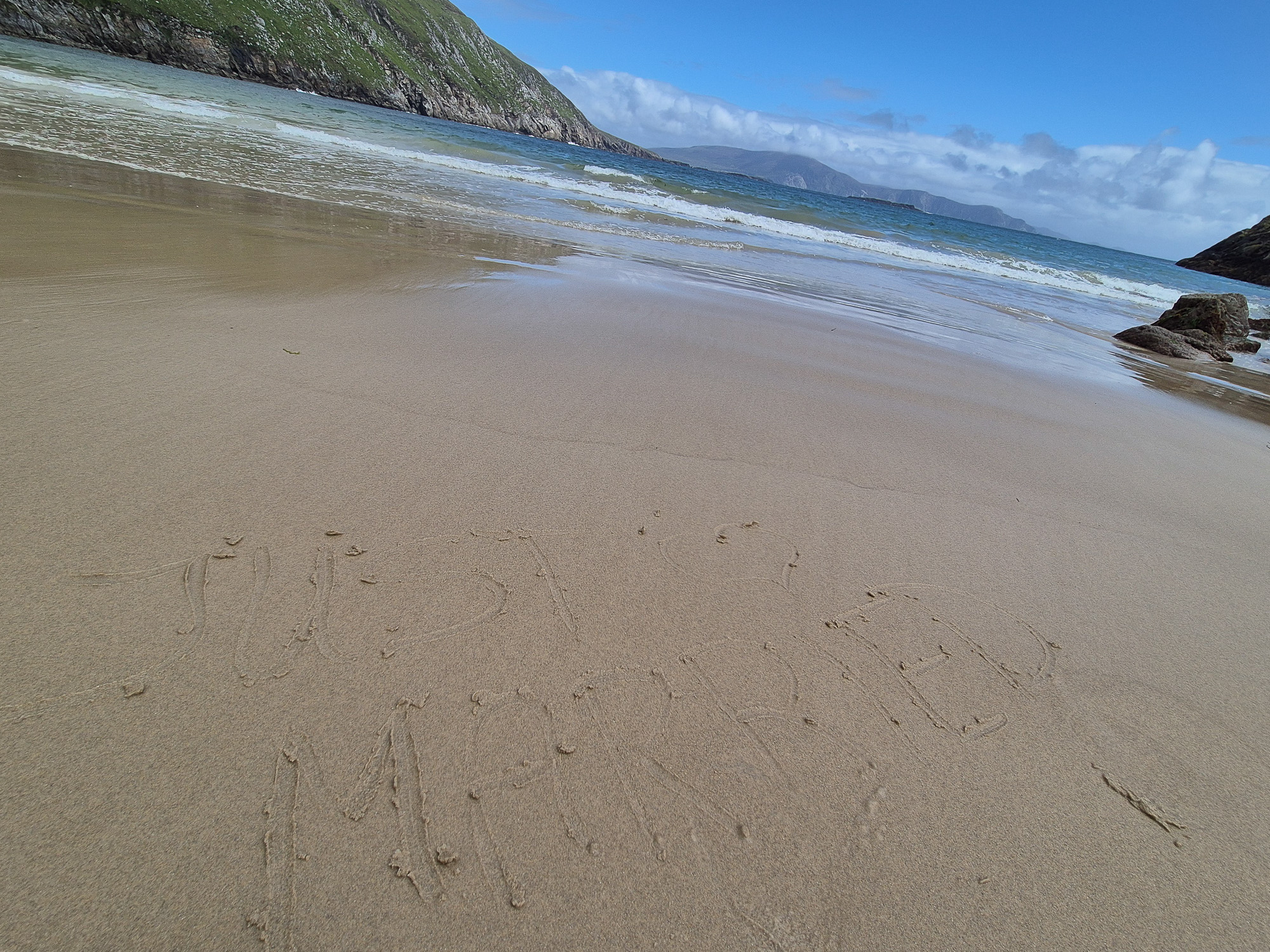 Schriftzug Just married im Sand von Keem Bay