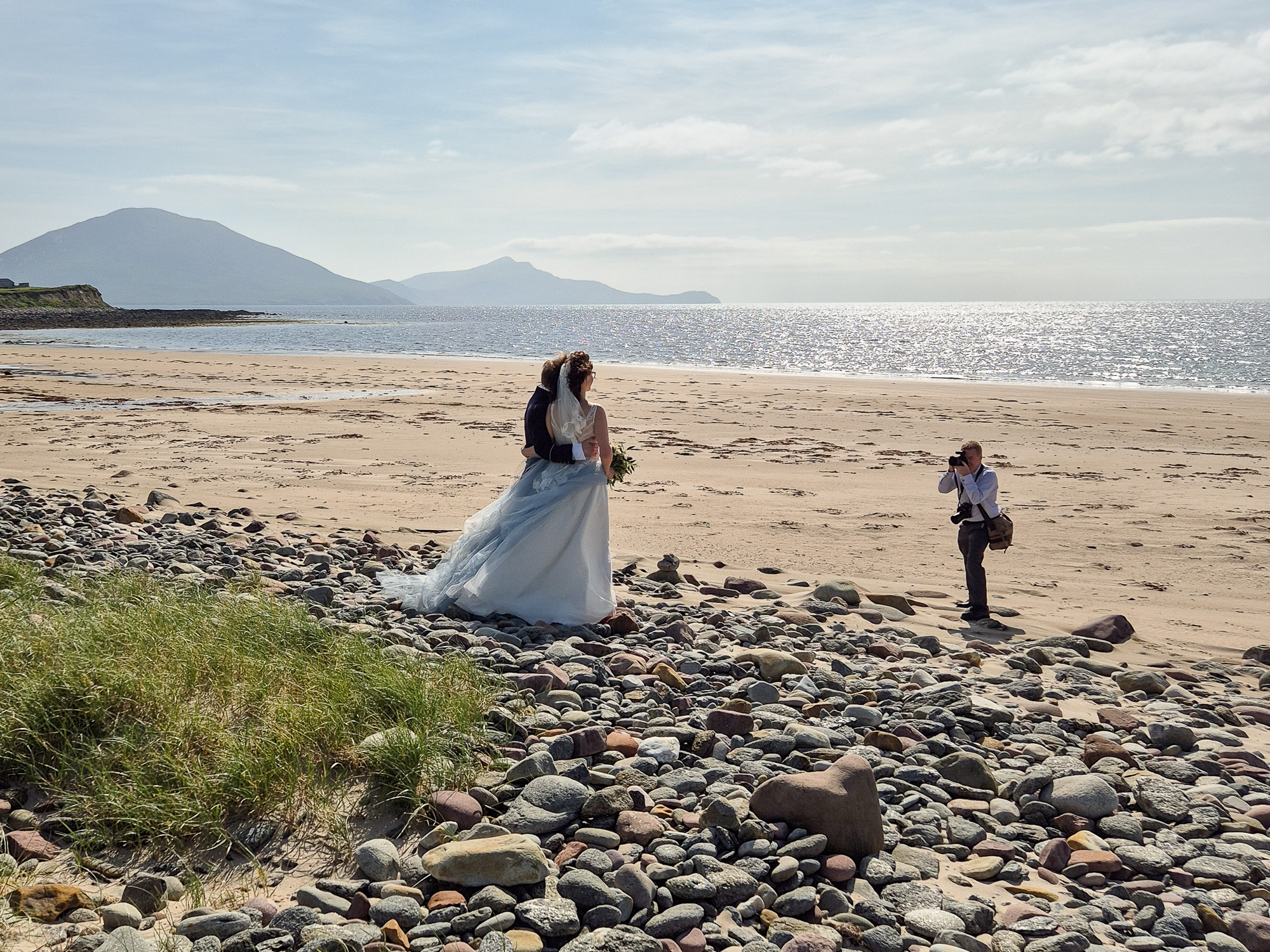 Hochzeitspaar wird am Strand fotografiert